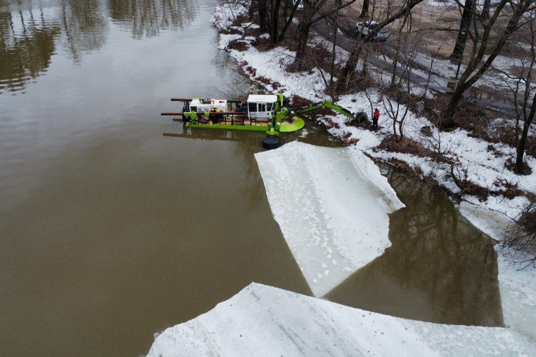 Crue printanière : reprise des opérations de la rétrocaveuse amphibie et avertissement de débâcle dans le Grand Joliette