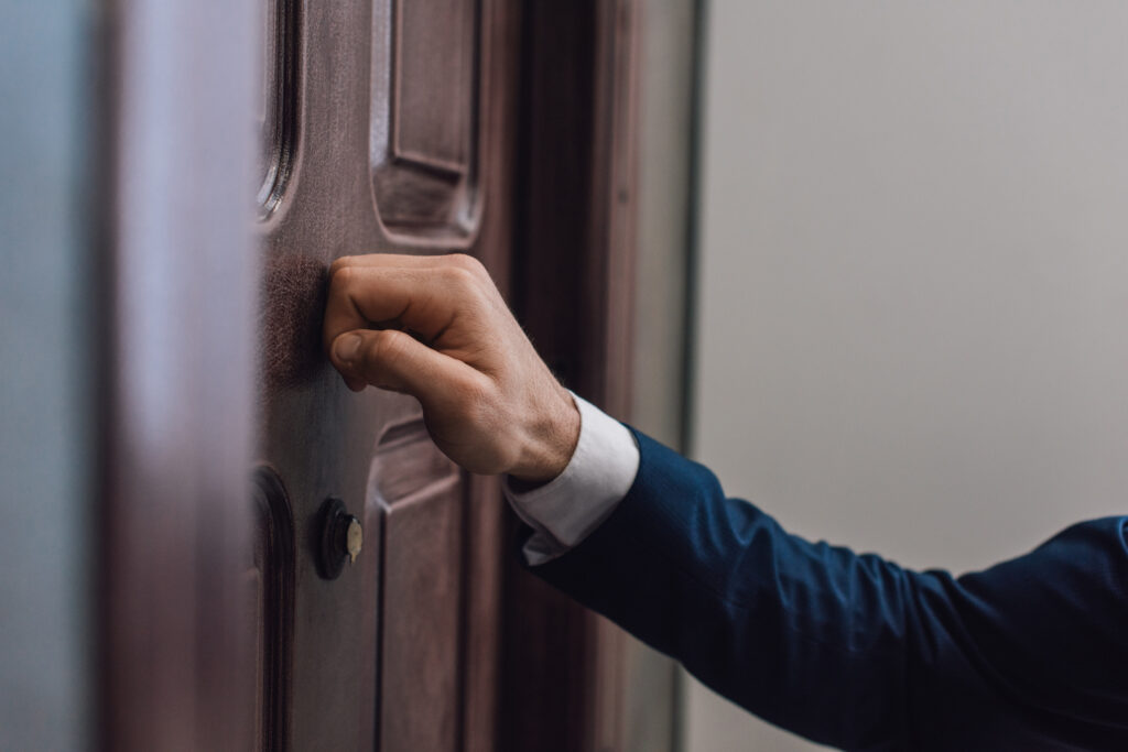 Un vendeur se présente à votre porte? 
